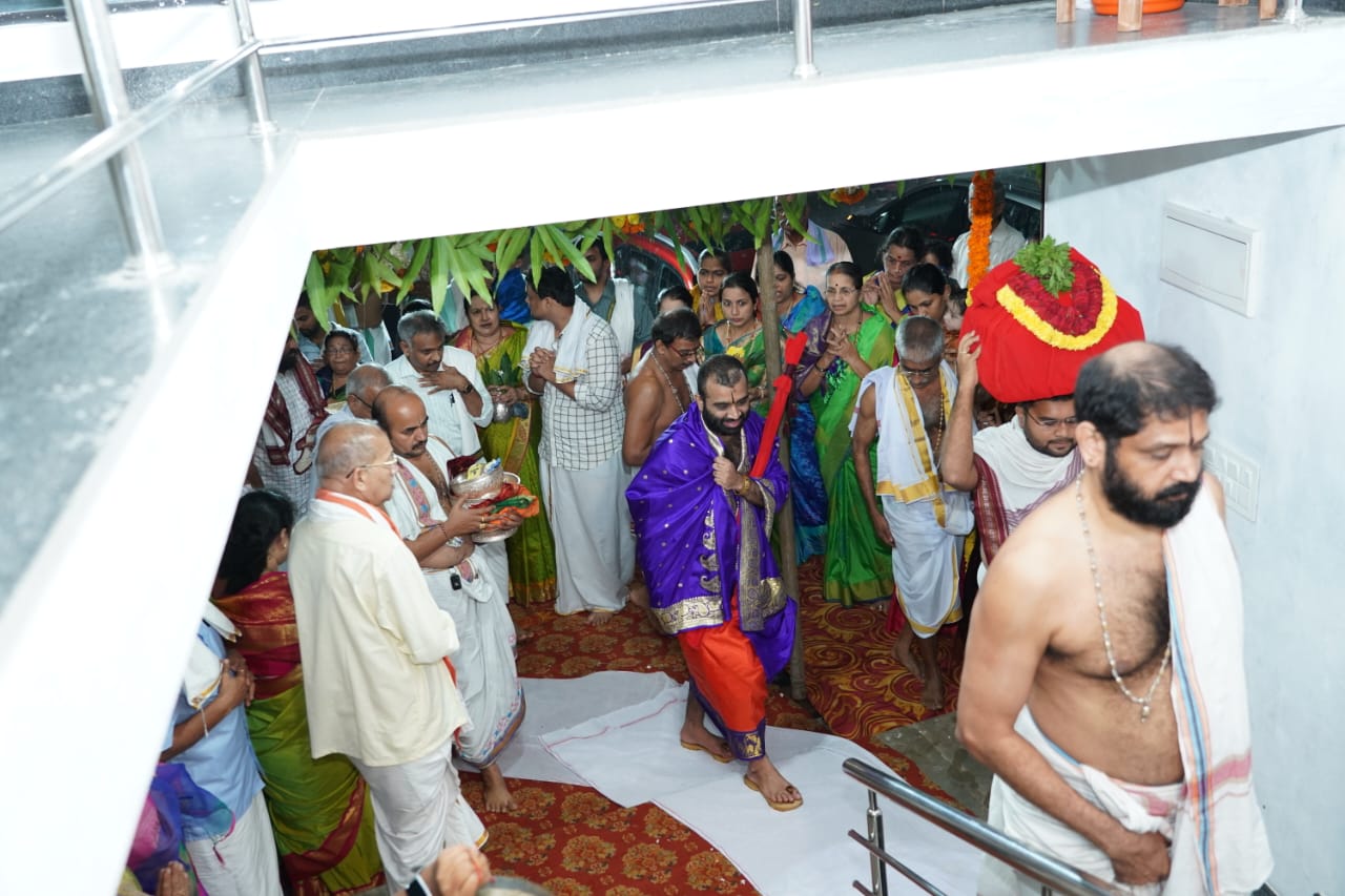 Kashi Mutt Swamiji inaugurating ANANTH RAM warehouse